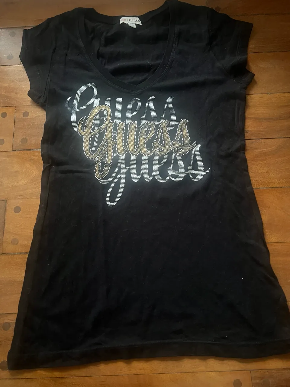 Remera GUESS · Talle M