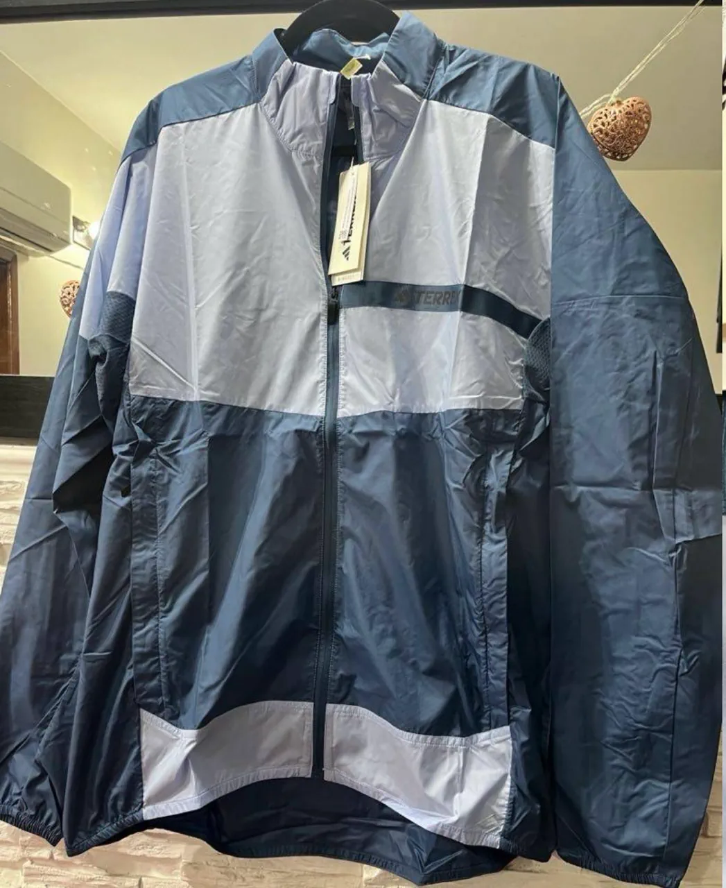 Rompeviento adidas · Talle L