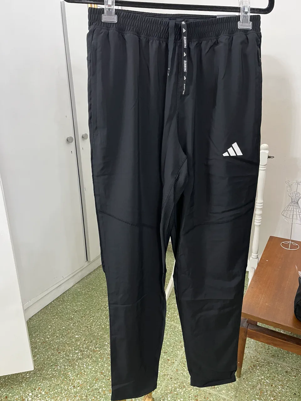 Pantalón adidas · Talle S