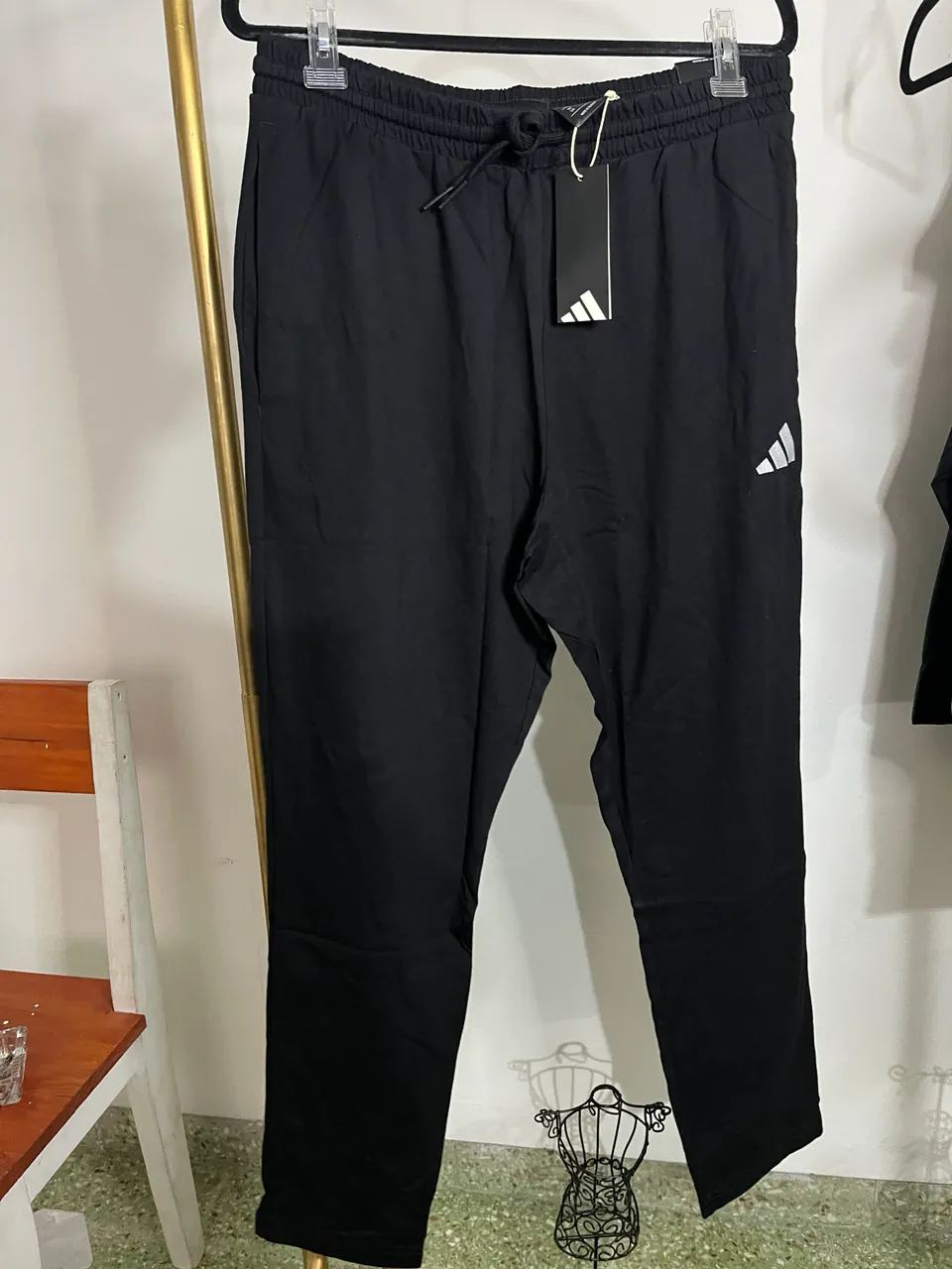 Pantalón adidas · Talle L