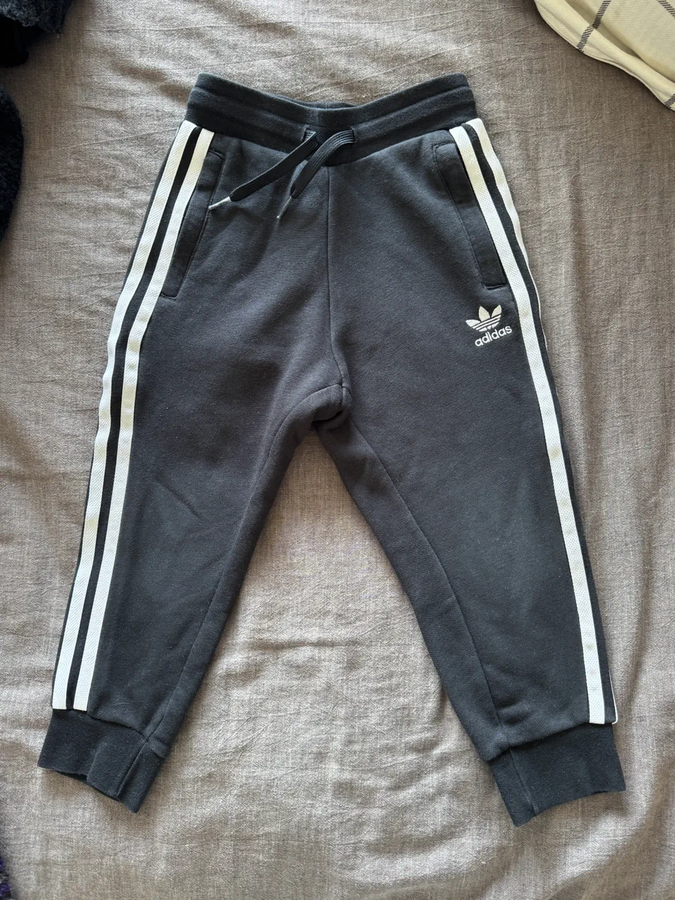 Pantalón adidas - imagen 1