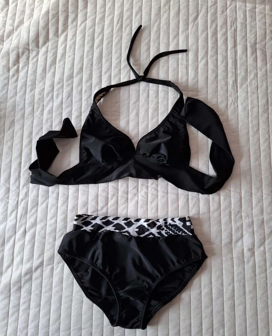 Bikini Imminent - imagen 1