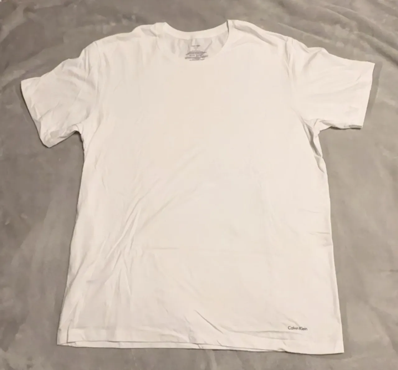 Remera Calvin Klein · Talle L