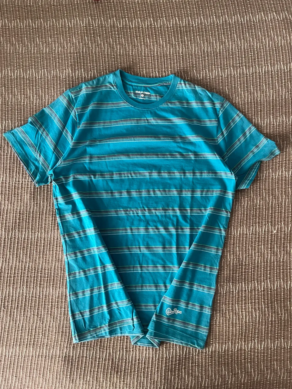 Remera Club de ropas · Talle L