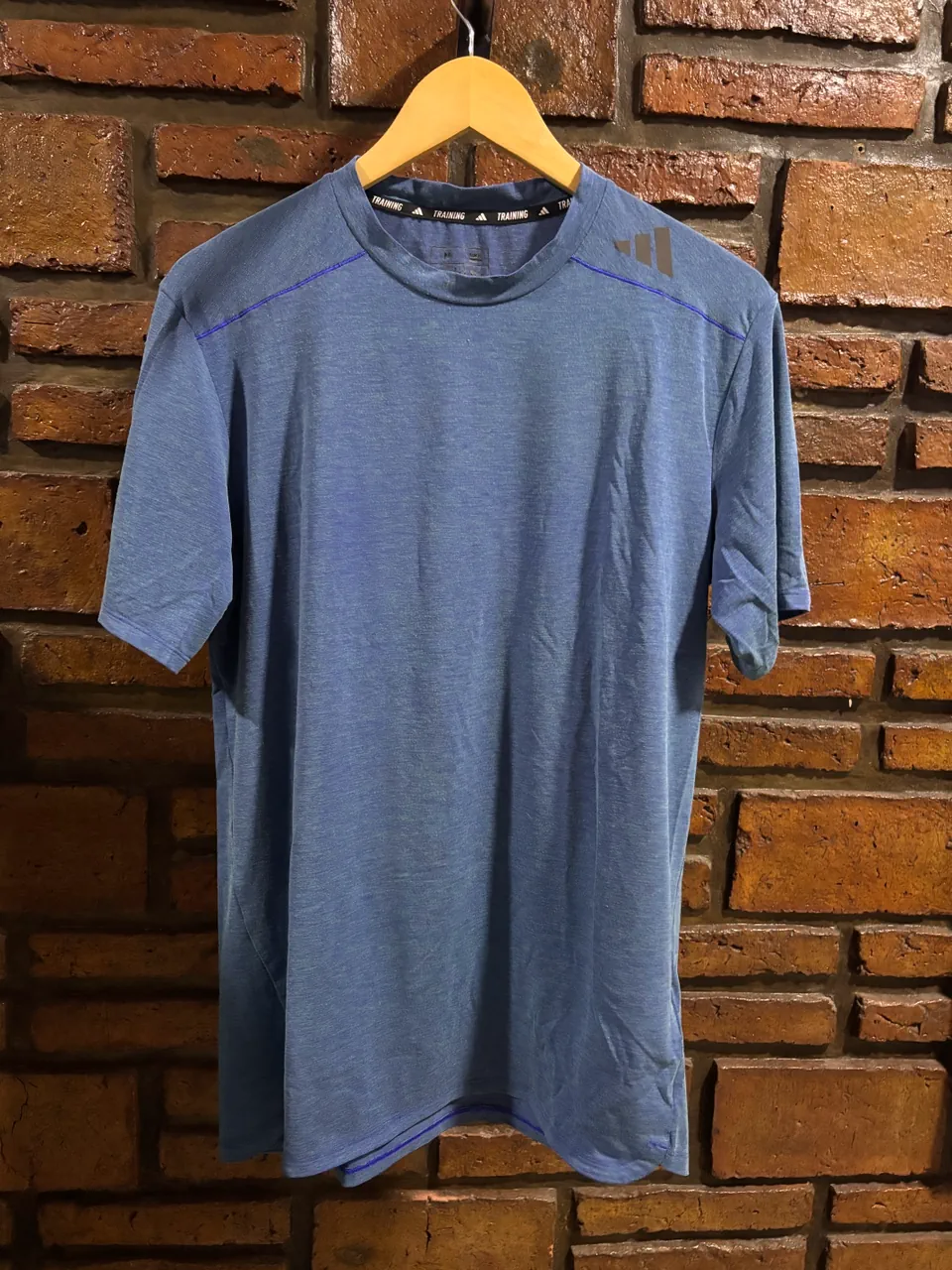 Remera adidas · Talle M