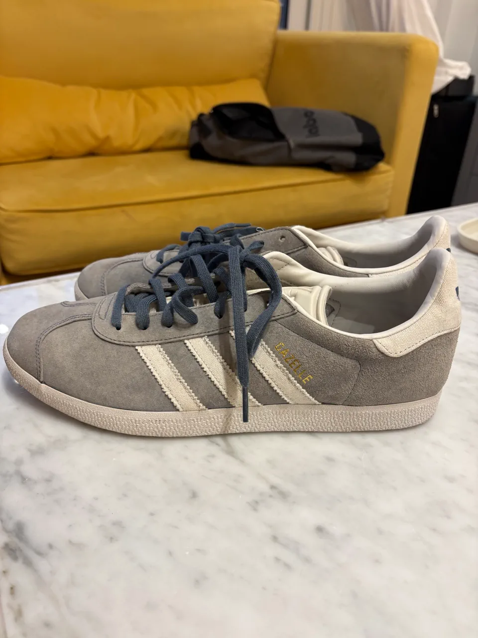 adidas · Talle AR 44