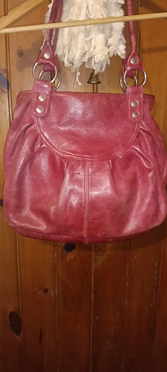 Bolso Otra, es fucsia, no logro colocar el color , sale rojo, disculpas - imagen 1
