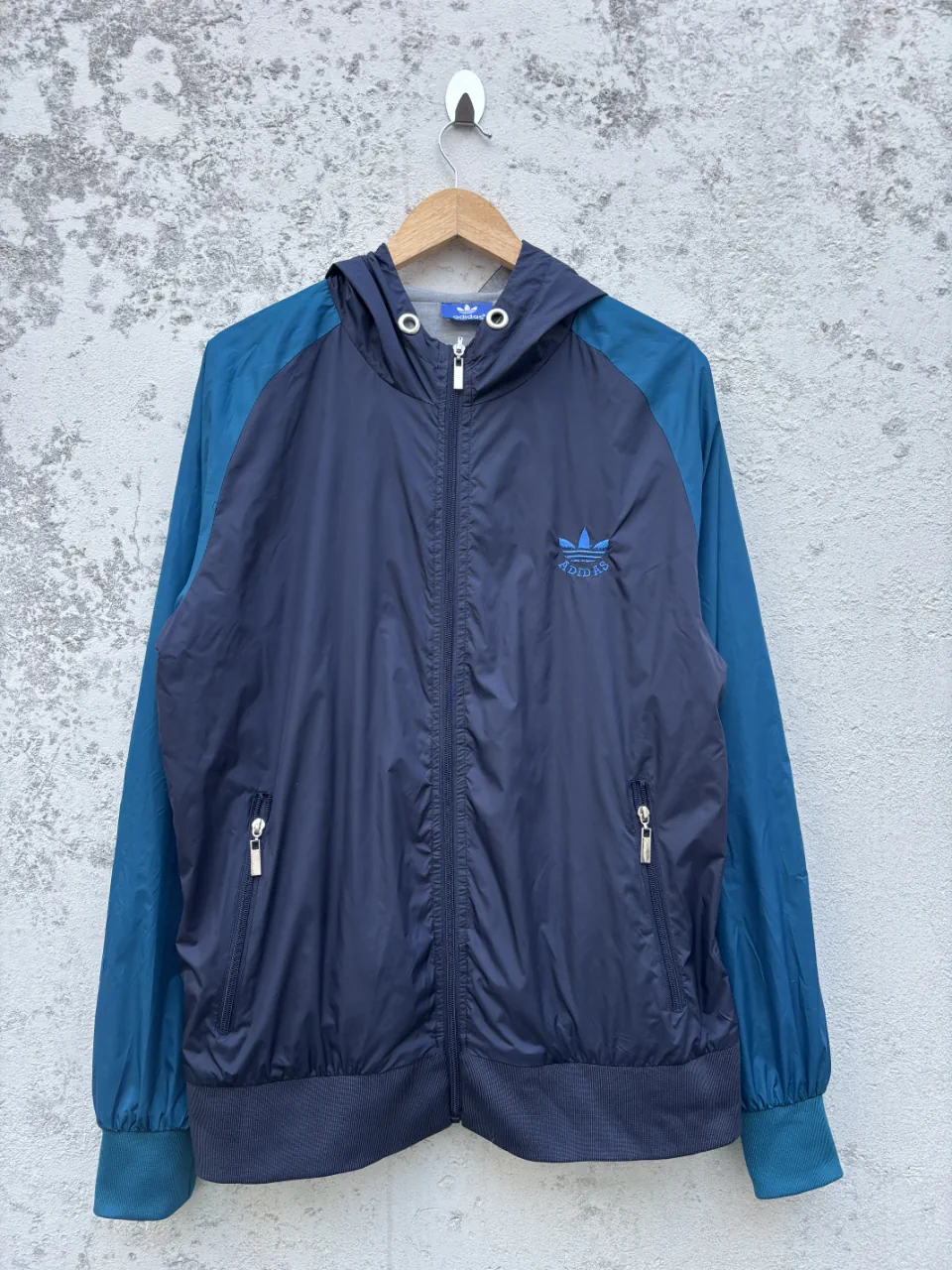 Buzo adidas · Talle M