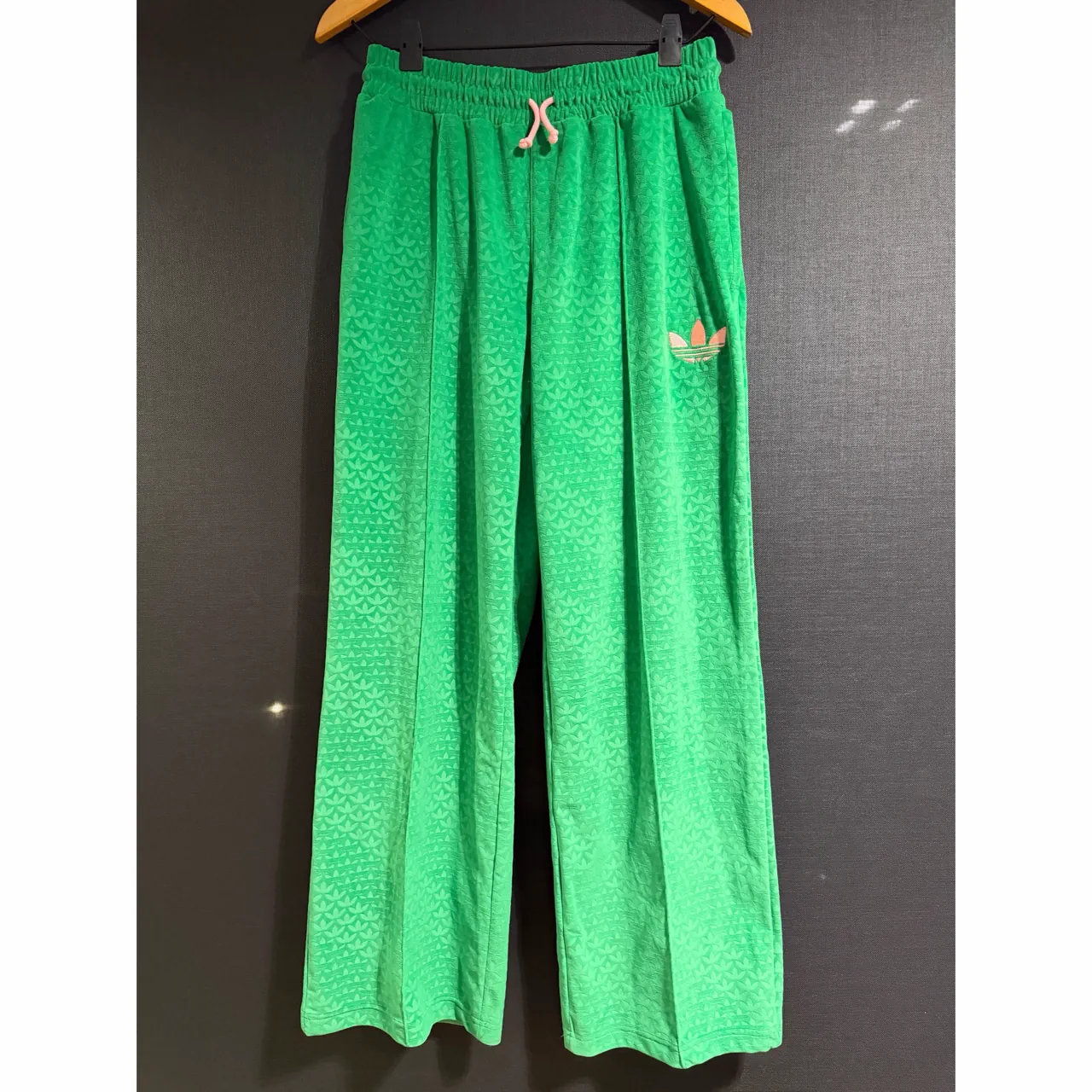 Pantalón adidas · Talle M