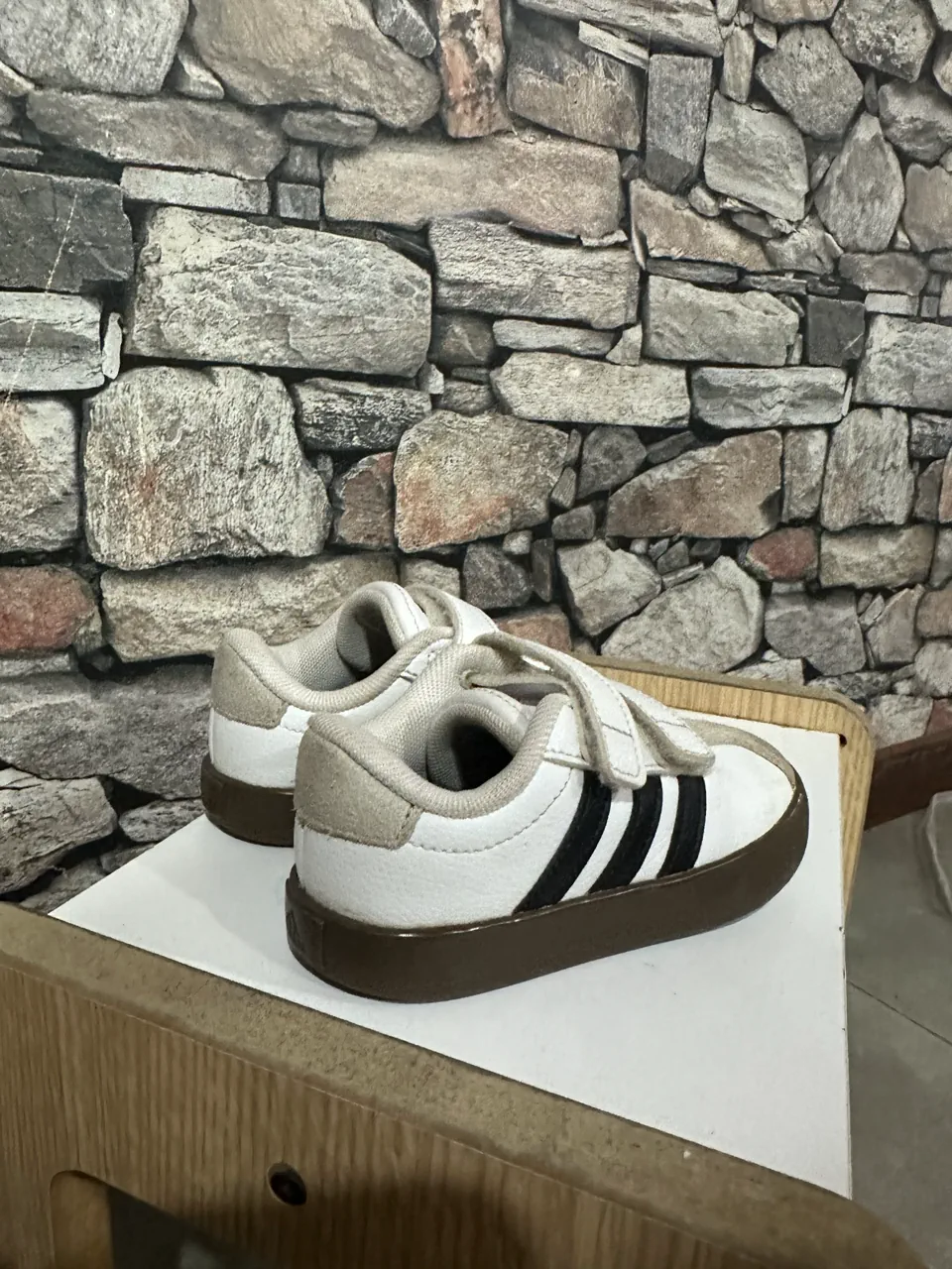 adidas · Talle AR 25