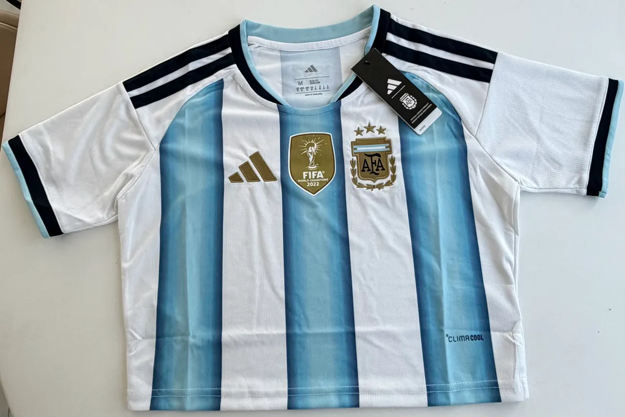 Camiseta adidas · Talle M