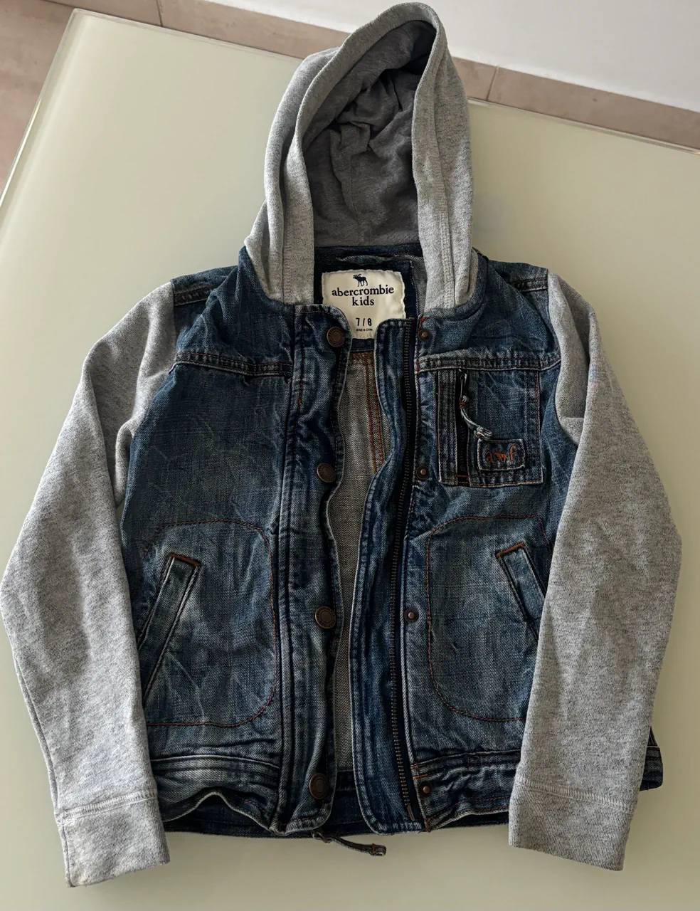 Campera Abercrombie kids · Talle 7 años / 122 cm