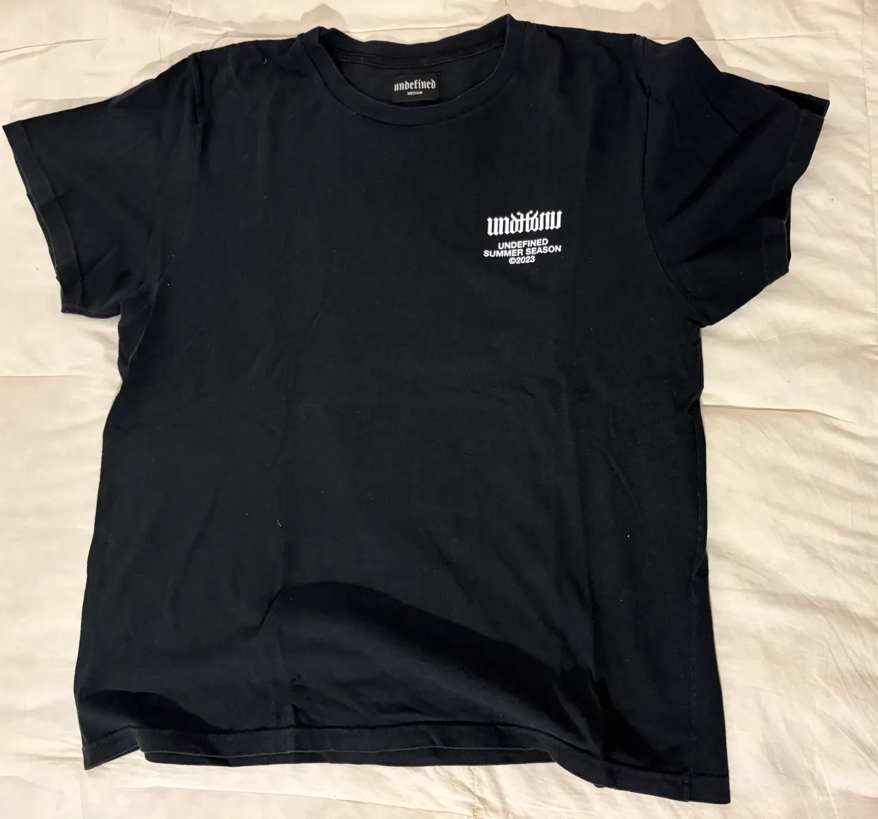 Remera Undefined · Talle M
