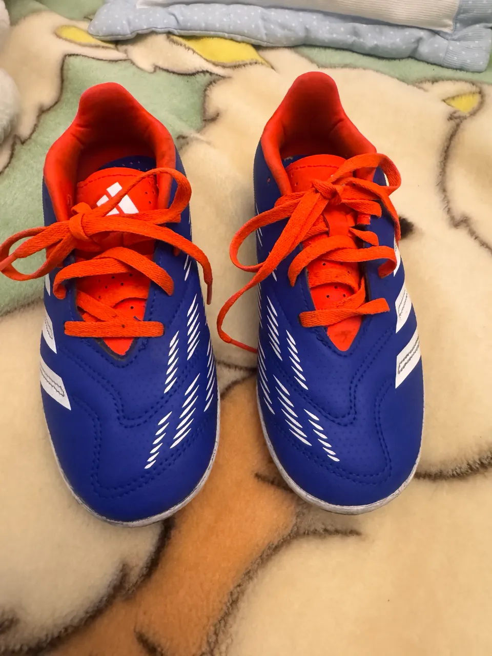 adidas · Talle AR 33