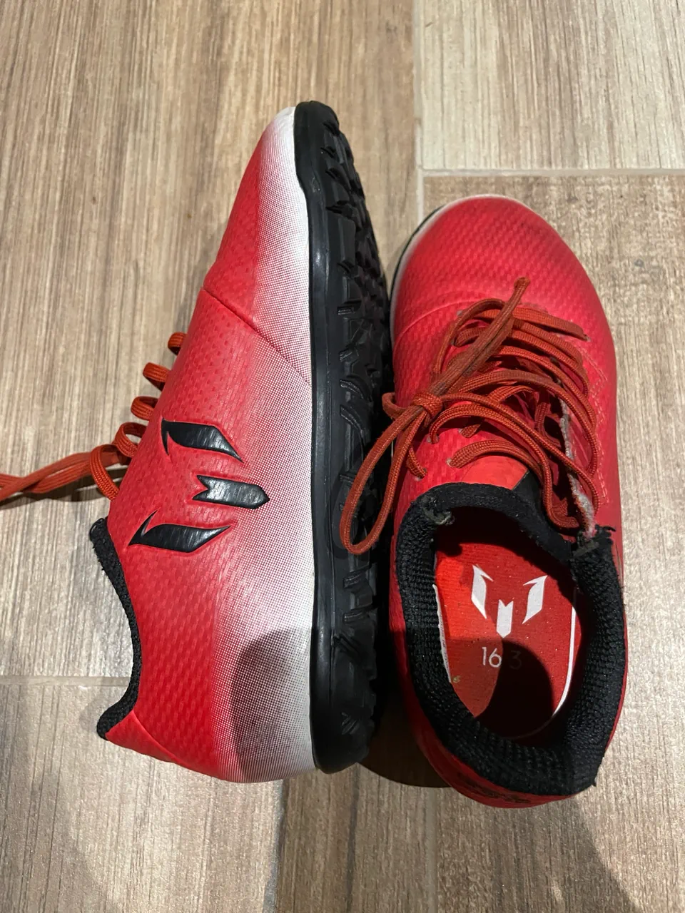 Botín de fútbol adidas · Talle AR 30