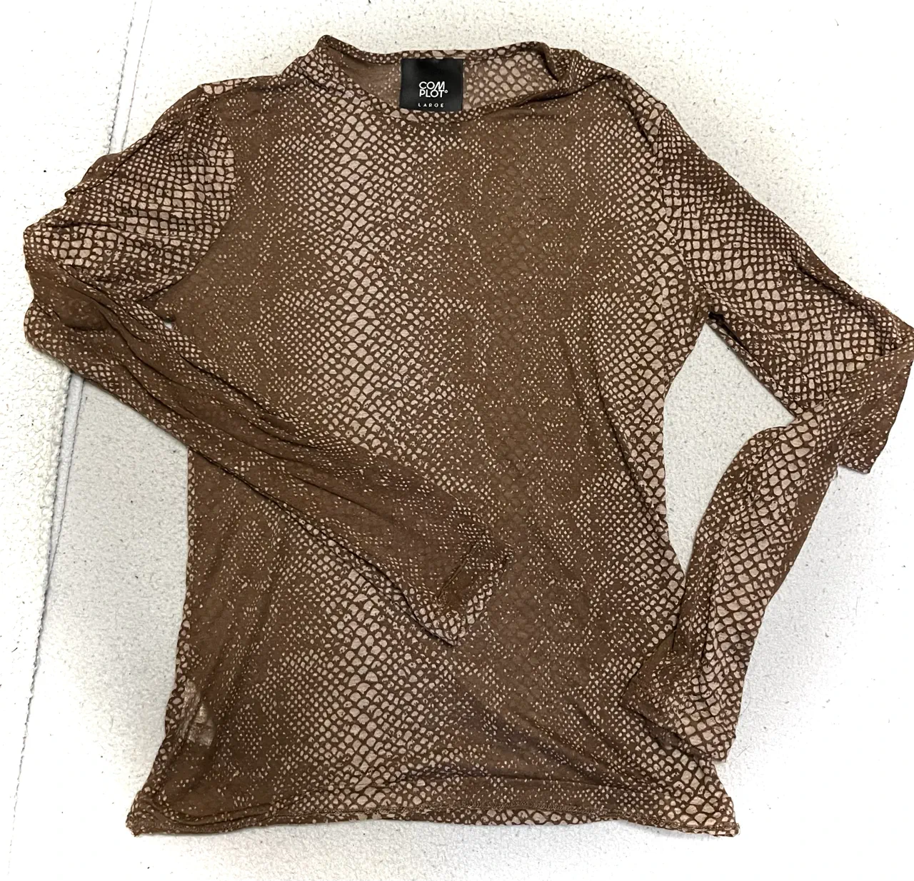 Remera Complot · Talle L