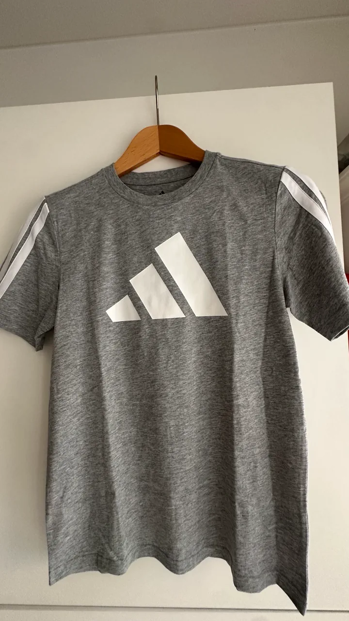 Remera adidas · Talle M