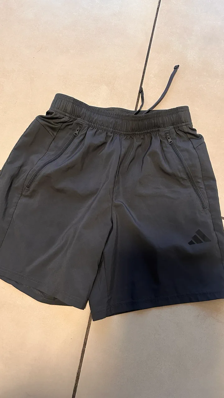 Short adidas · Talle EU 32