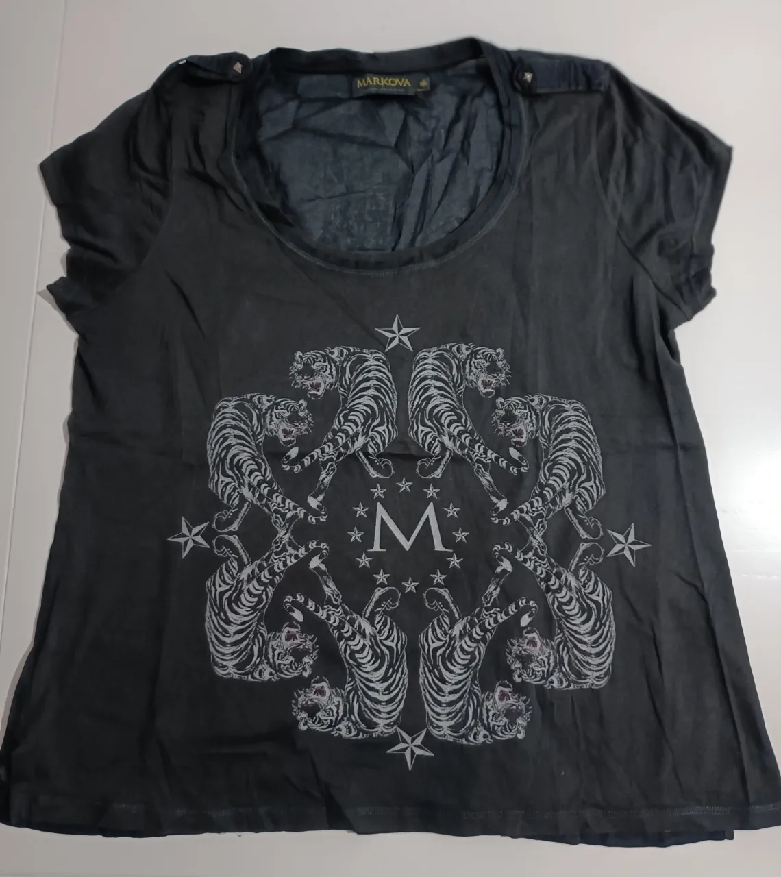Remera Markova · Talle L