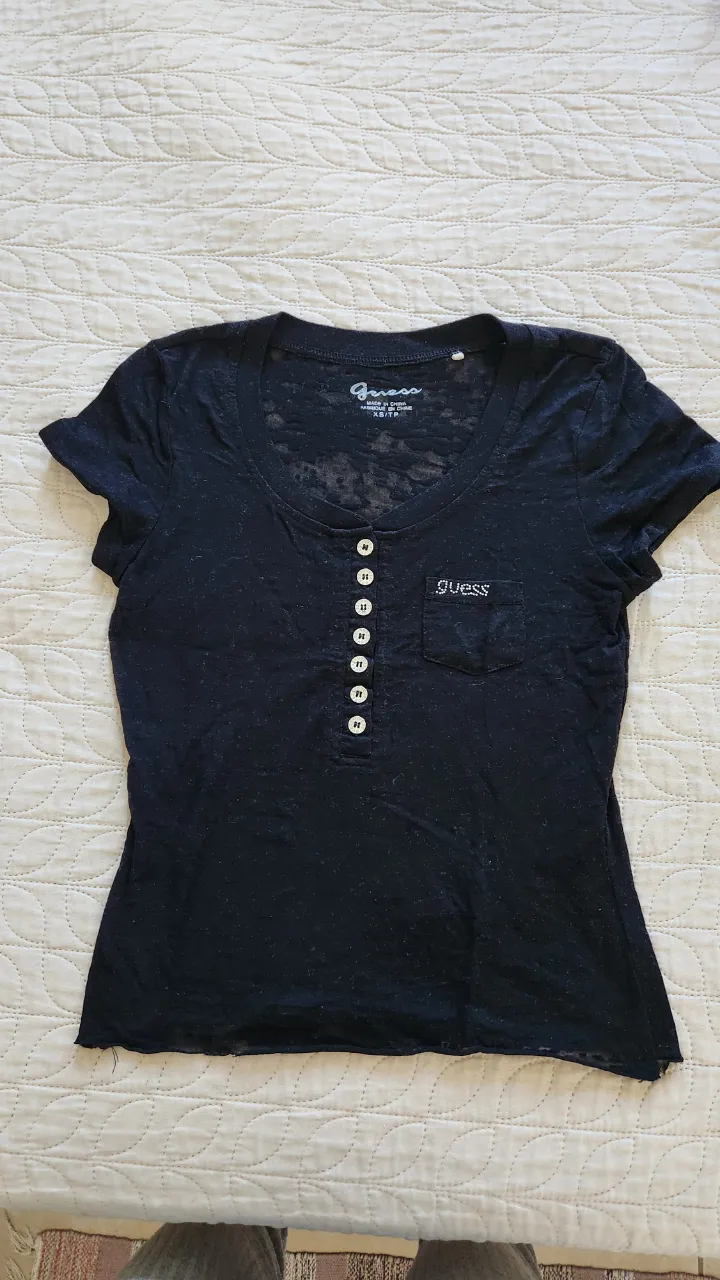 Remera GUESS · Talle XS