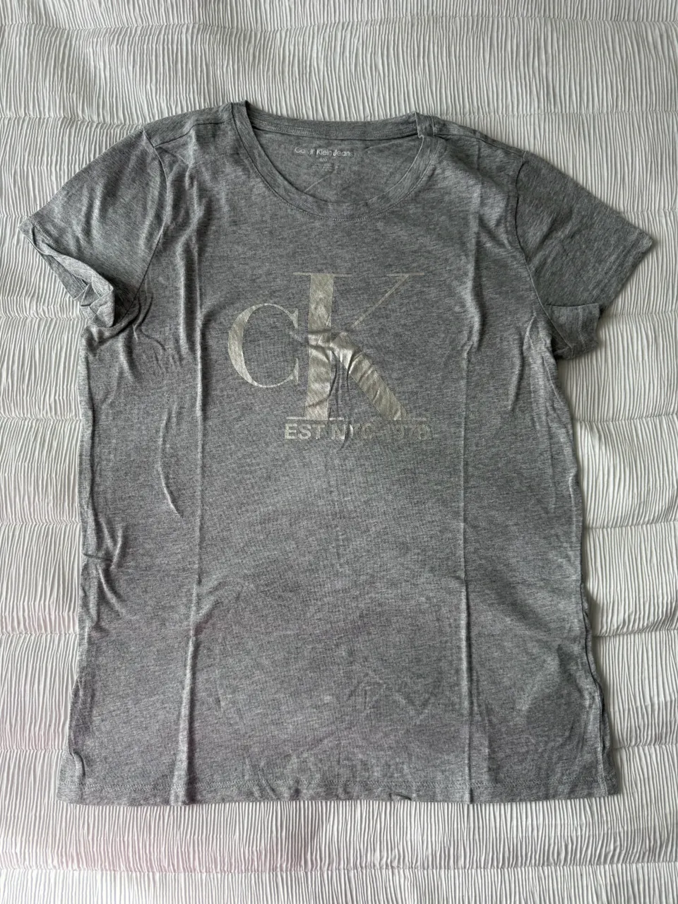 Remera Calvin Klein · Talle L