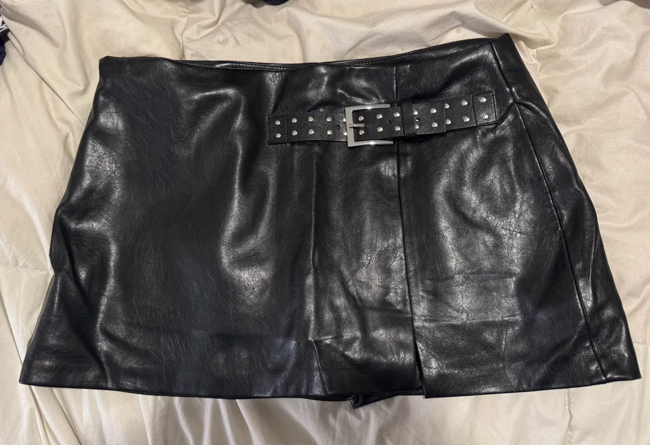 Minifalda Bershka · Talle M