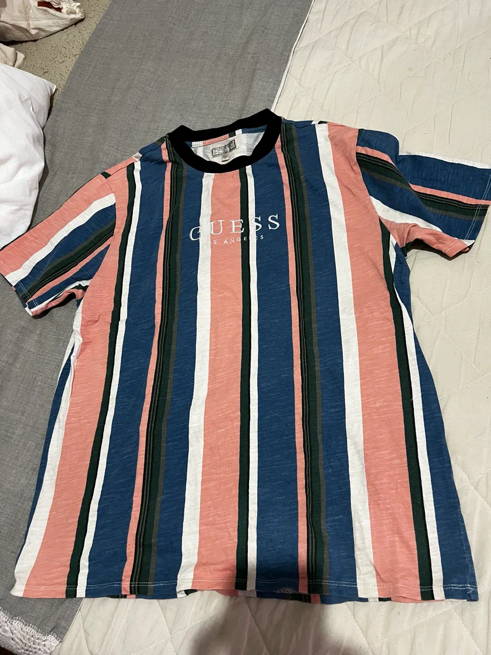 Remera GUESS · Talle L