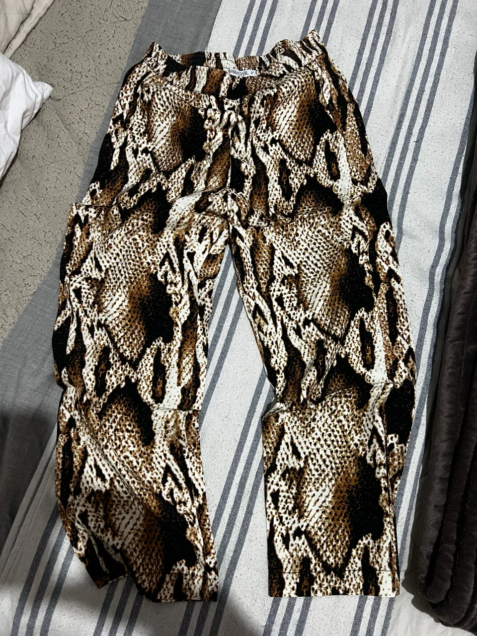 Pantalón CHER. · Talle M