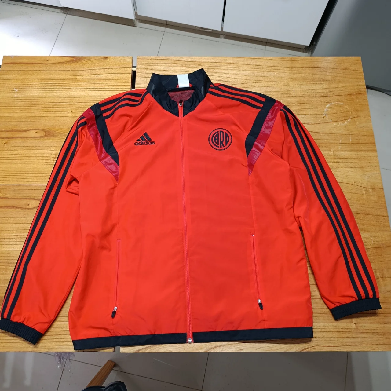 adidas · Talle L