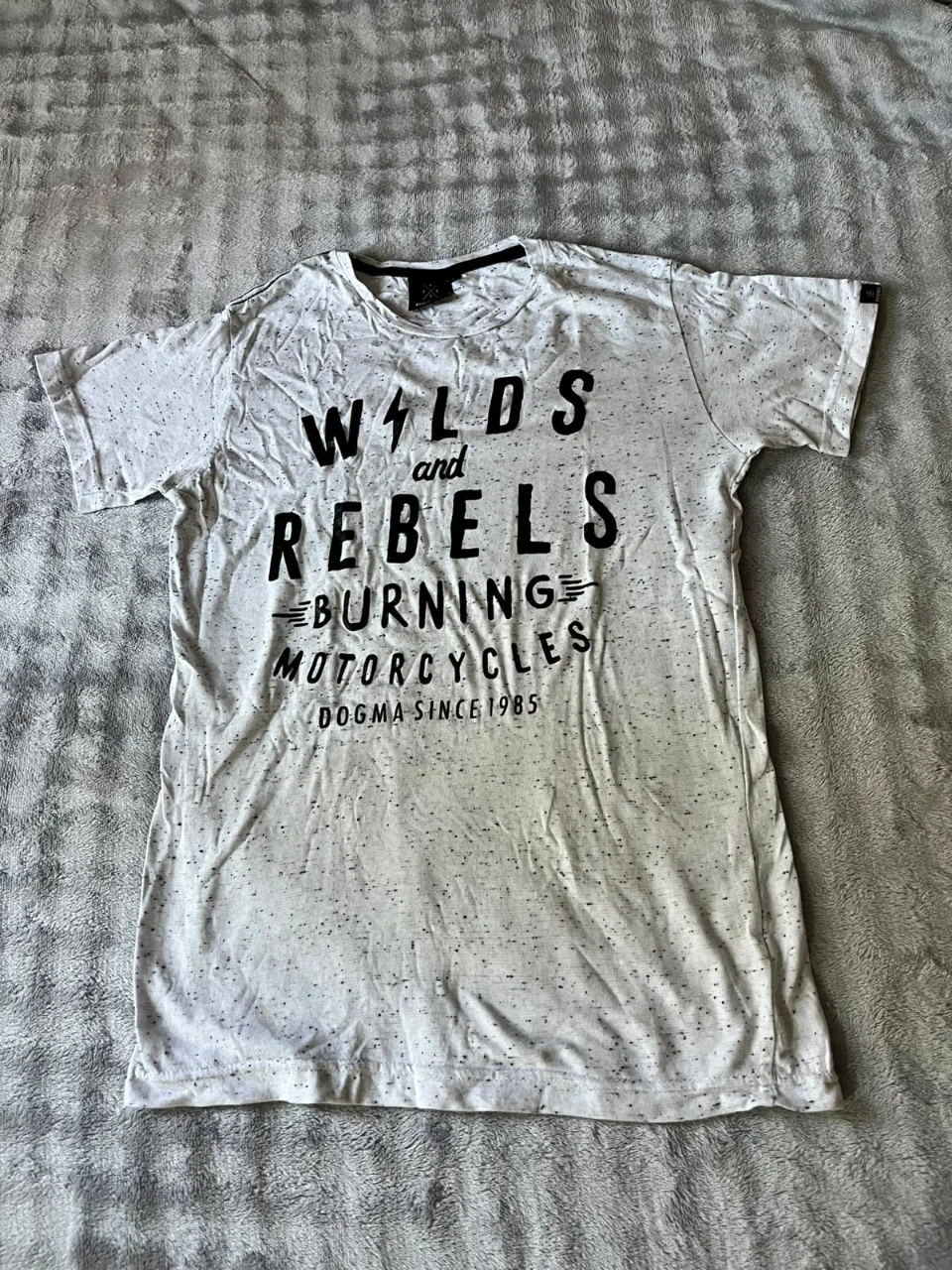 Remera Dogma · Talle S