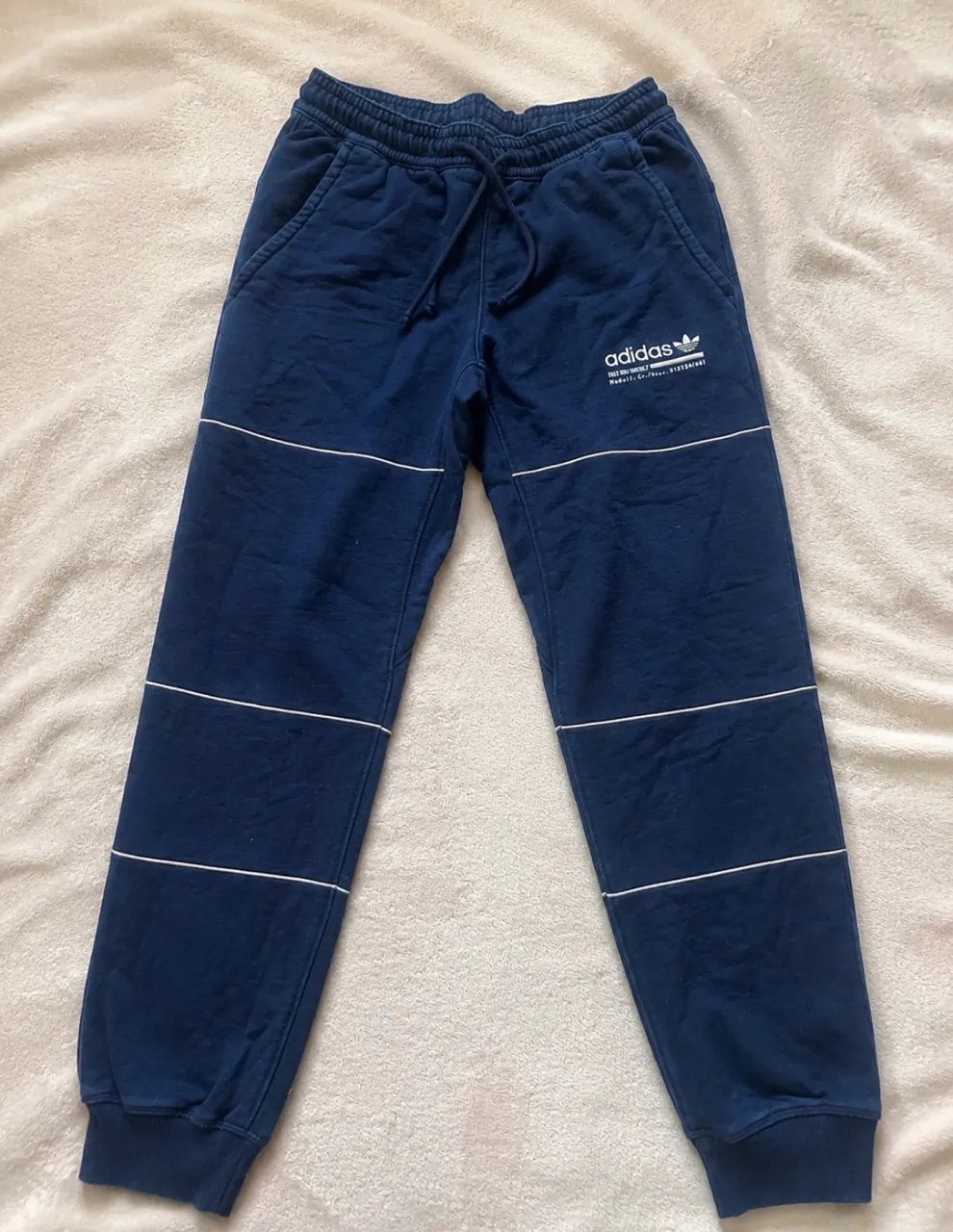Pantalón adidas · Talle M