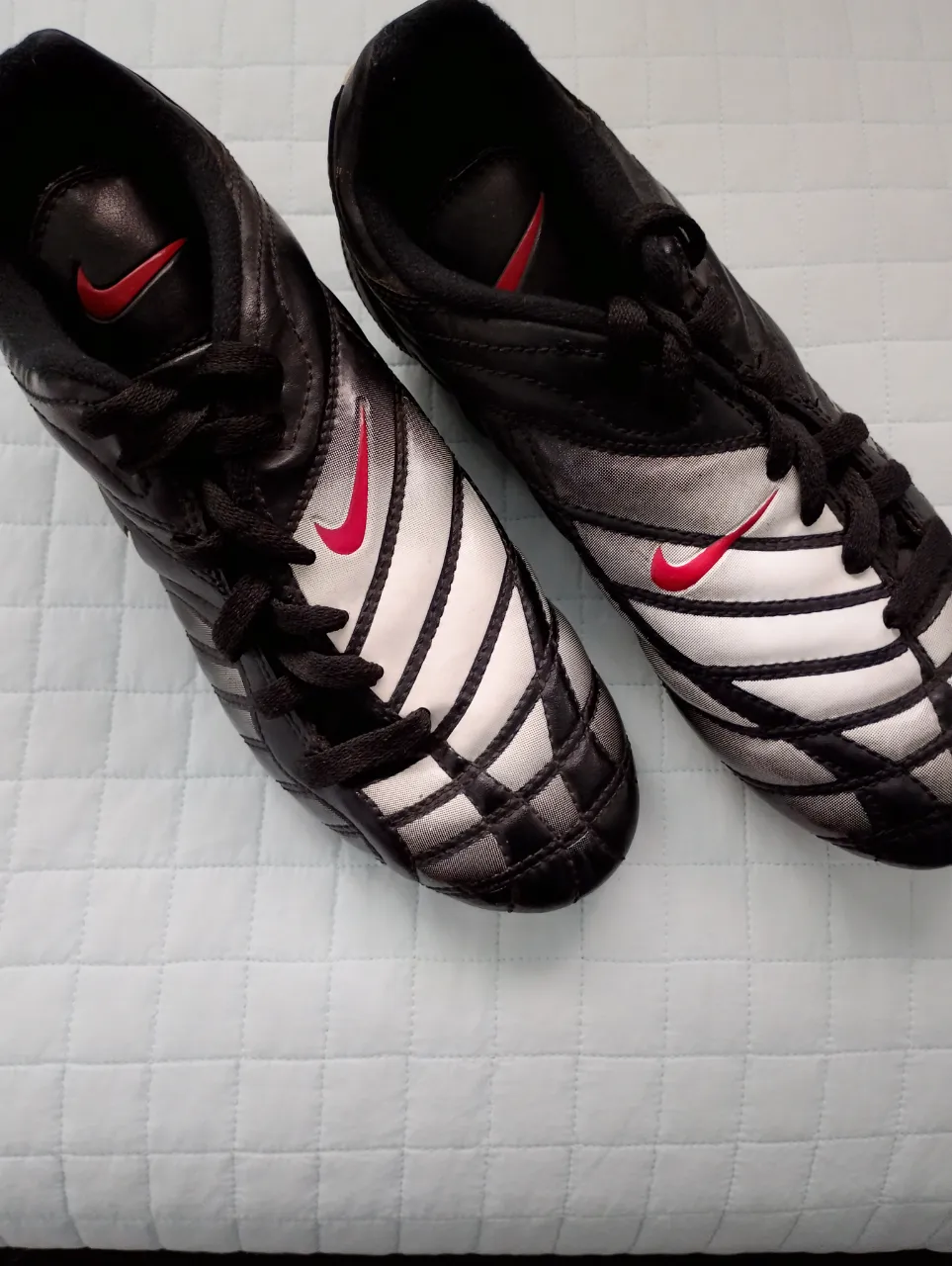 Botín de fútbol Nike · Talle AR 34