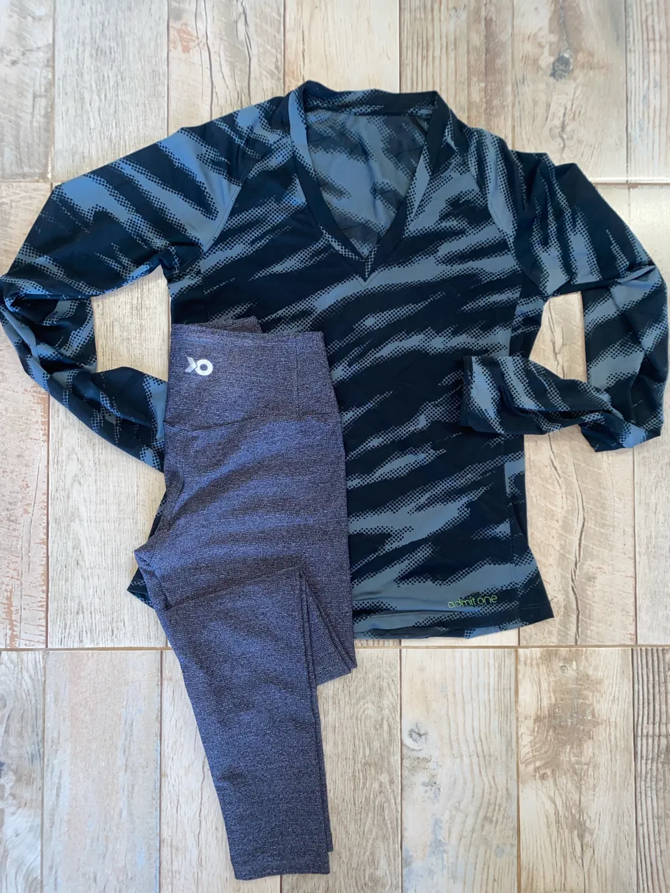 Remera Admit One · Talle S