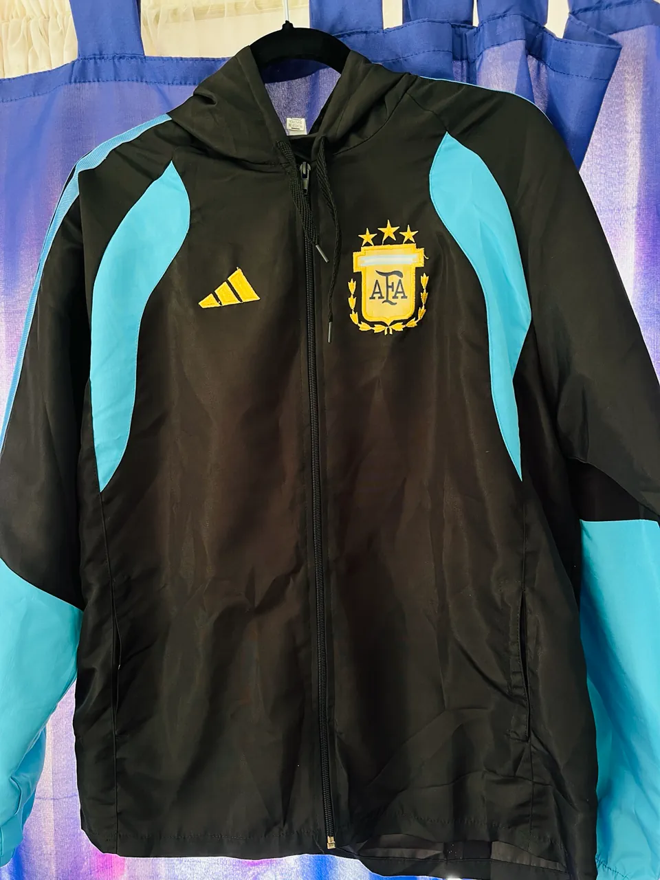Rompeviento adidas · Talle 4