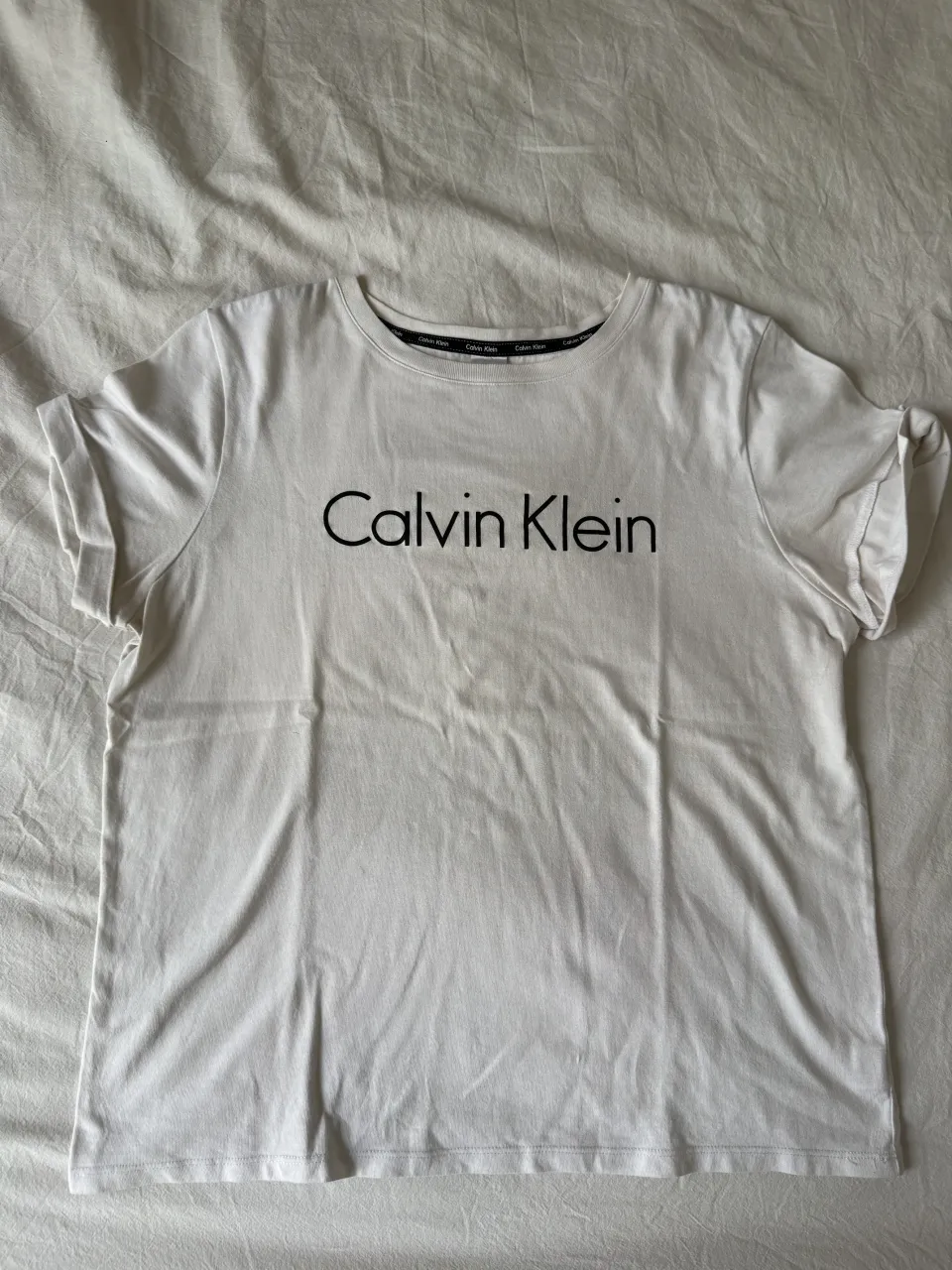 Remera Calvin Klein · Talle L