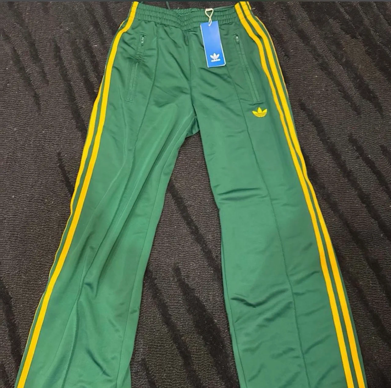 Pantalón adidas - imagen 1