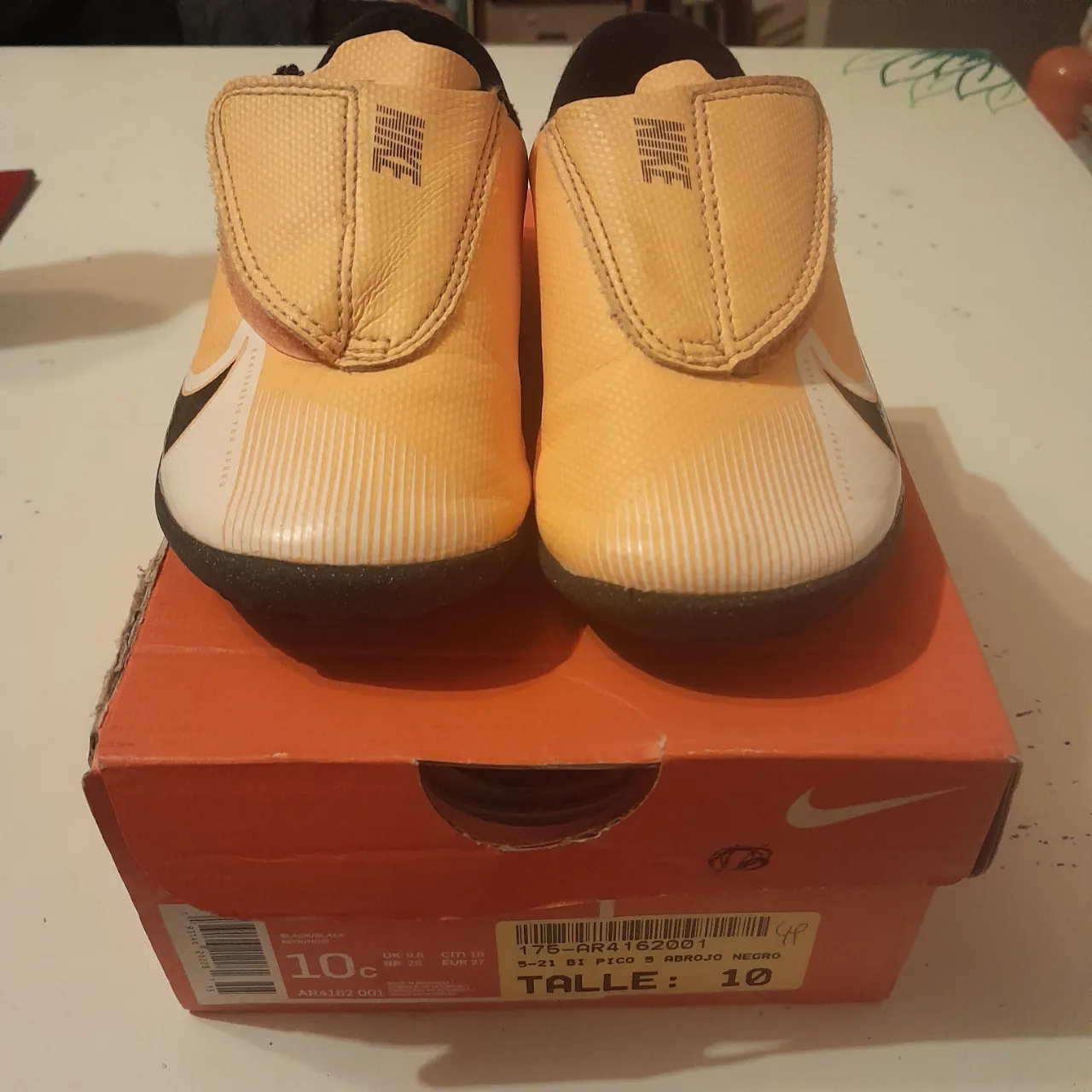 Botín de fútbol Nike · Talle AR 26