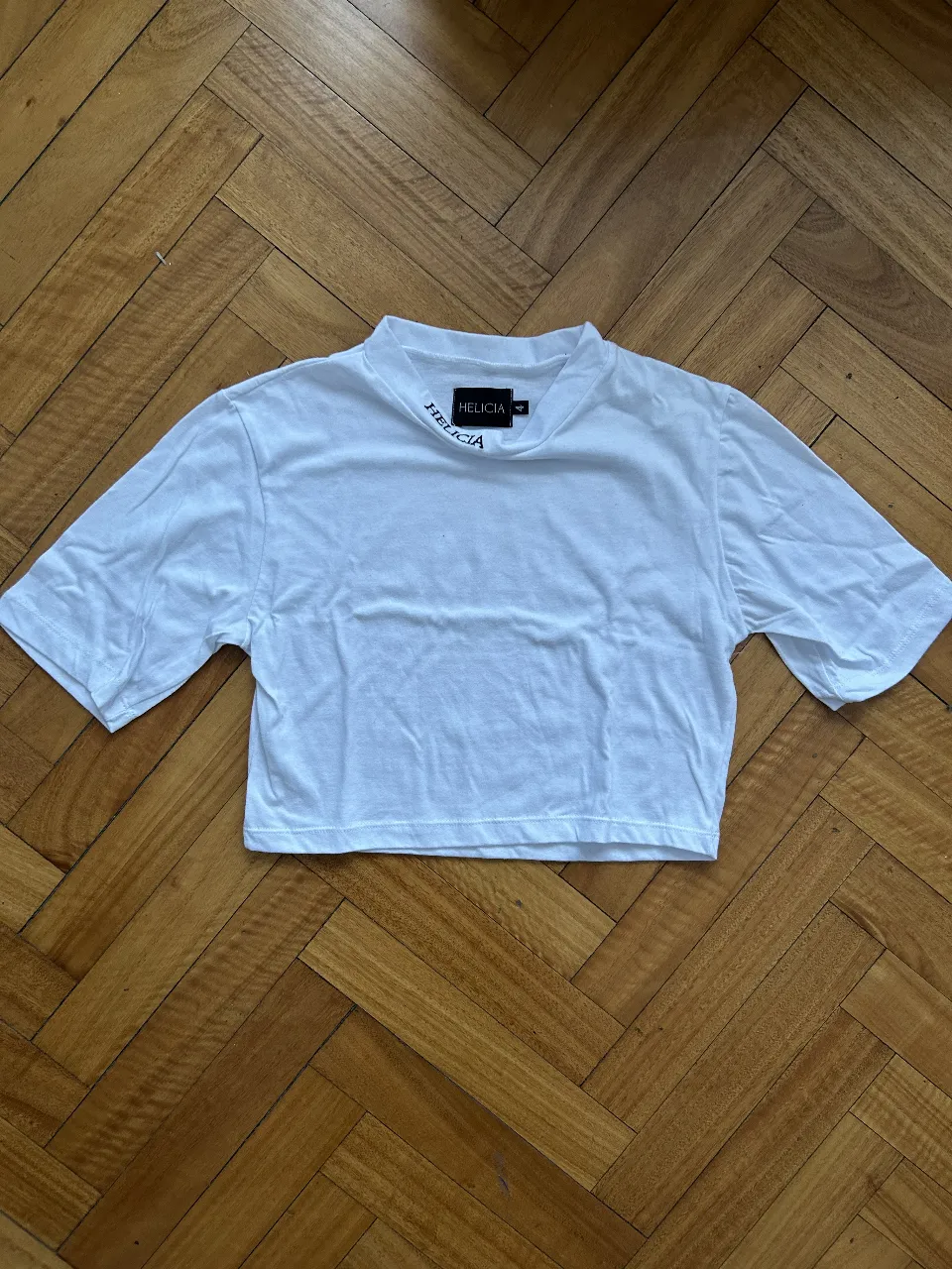 Remera Helicia · Talle L