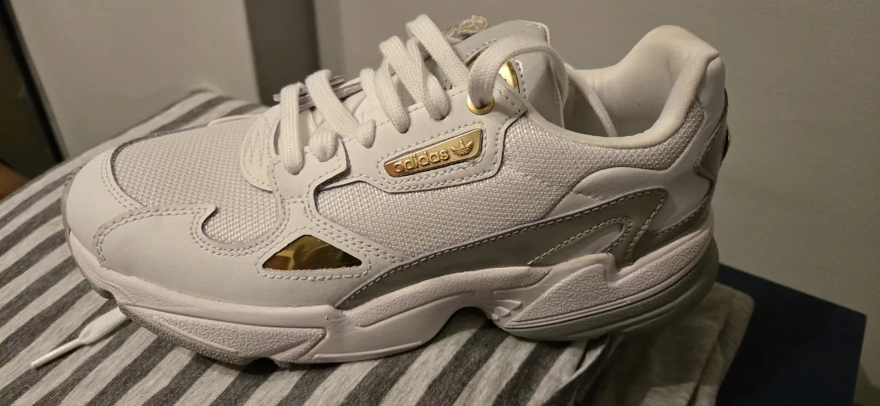 adidas · Talle AR 38