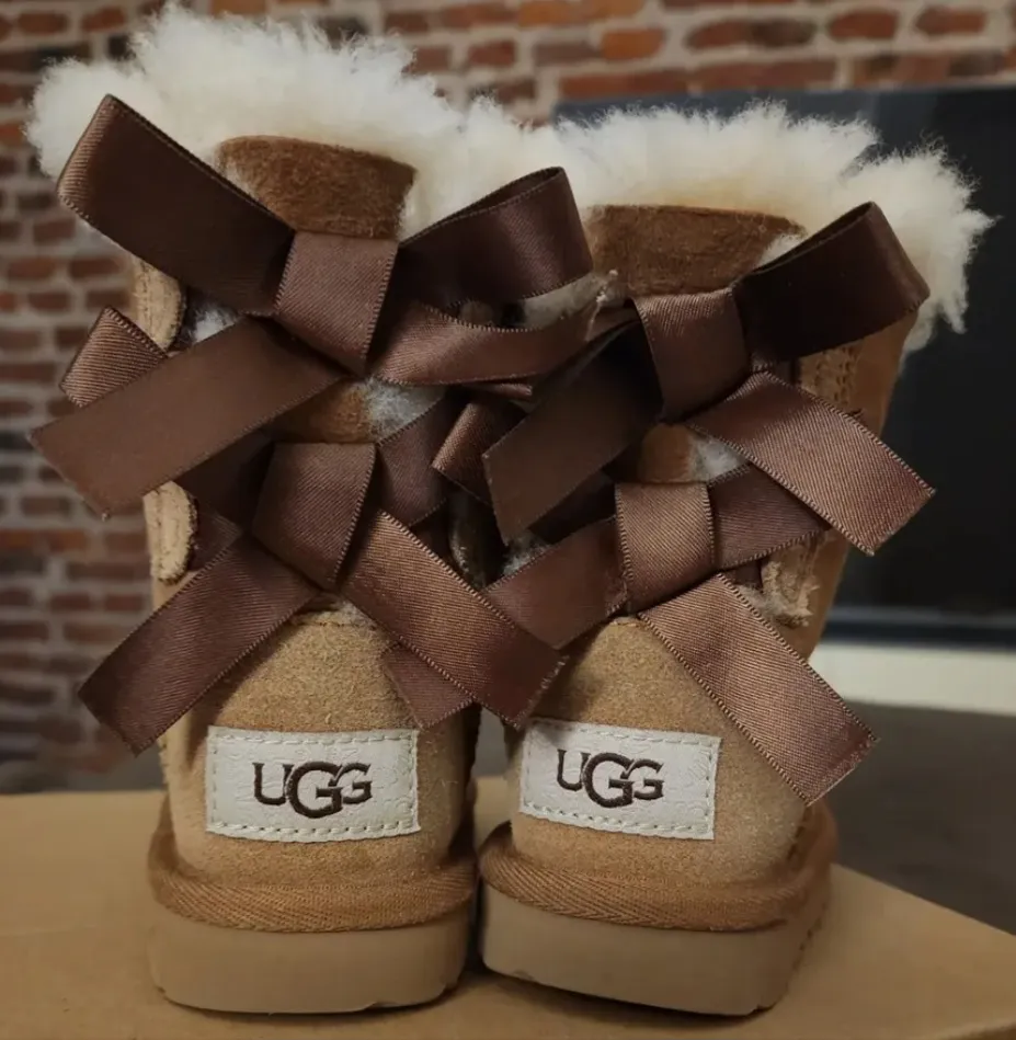UGG · Talle AR 22
