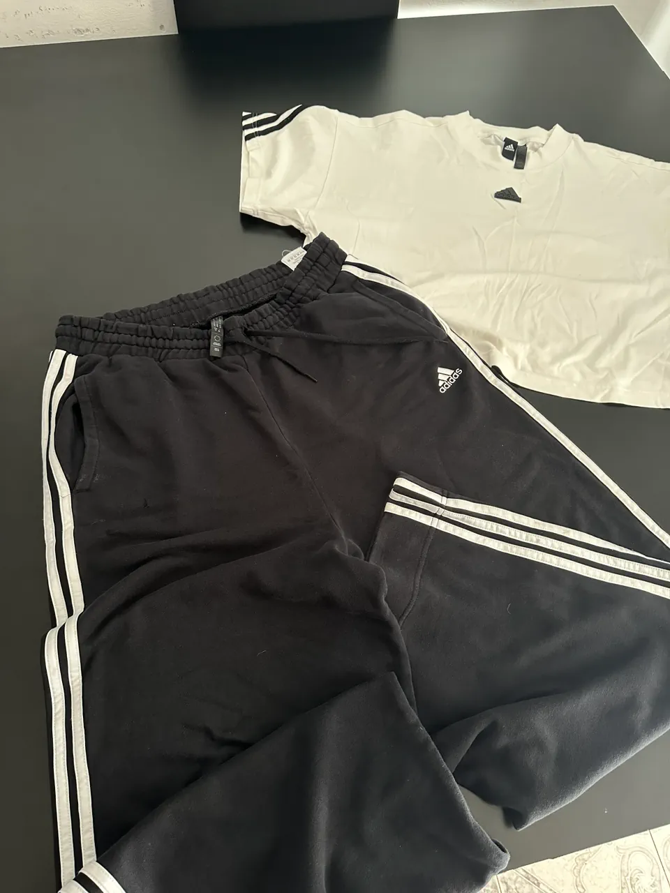 Pantalón adidas · Talle L