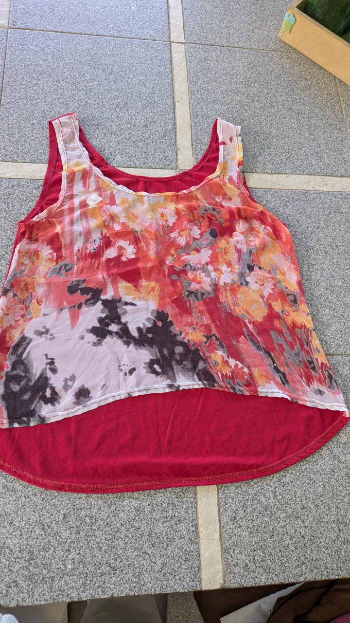 Musculosa Floreada · Talle M