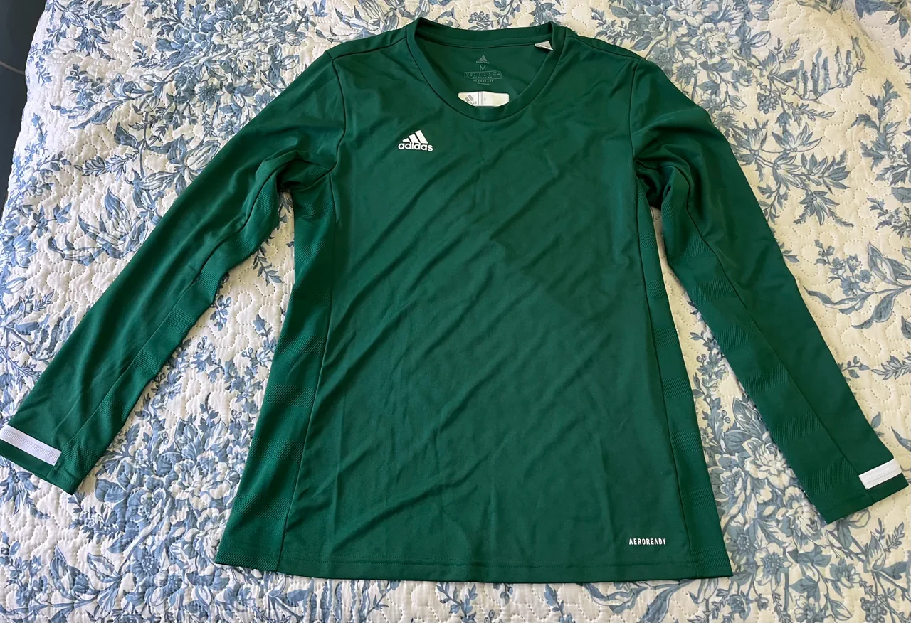 Remera adidas · Talle M