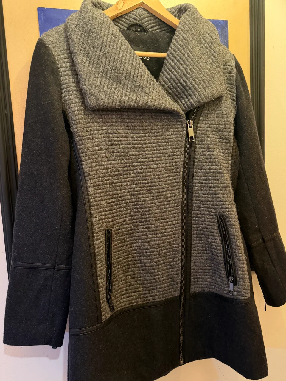 Campera GUESS · Talle M