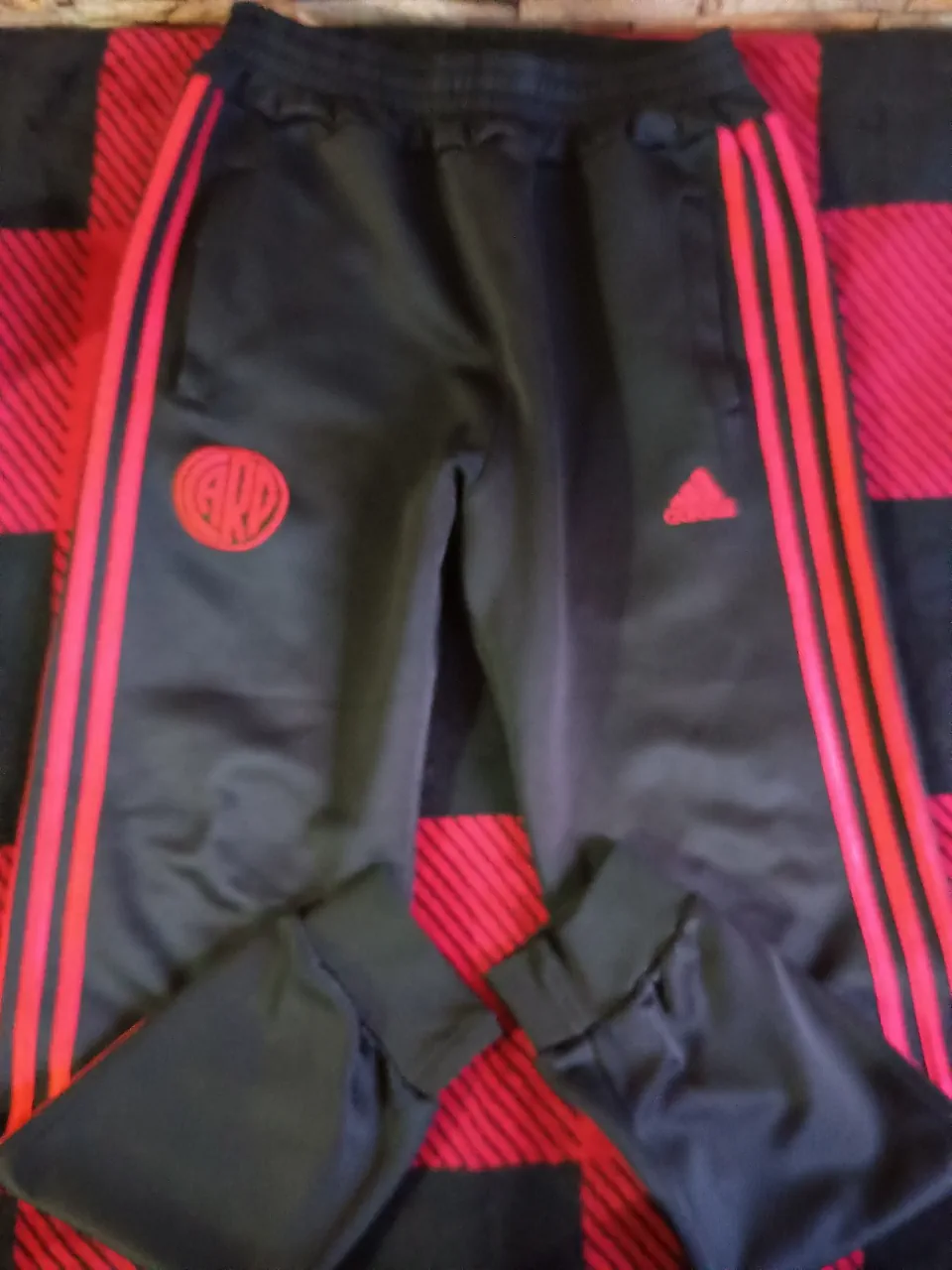 Pantalón adidas · Talle M