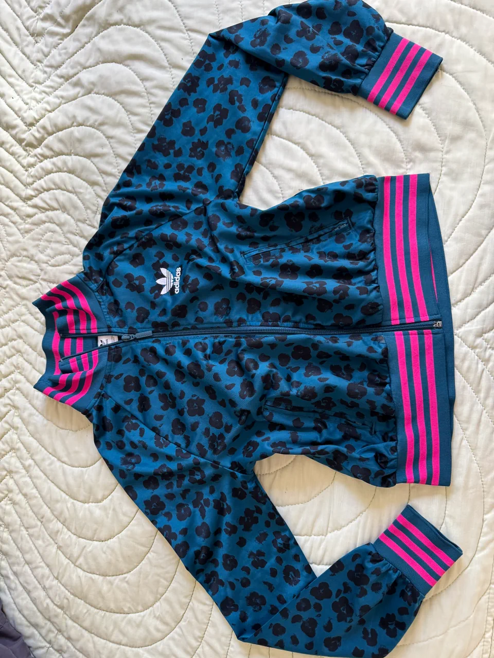 Buzo adidas · Talle M