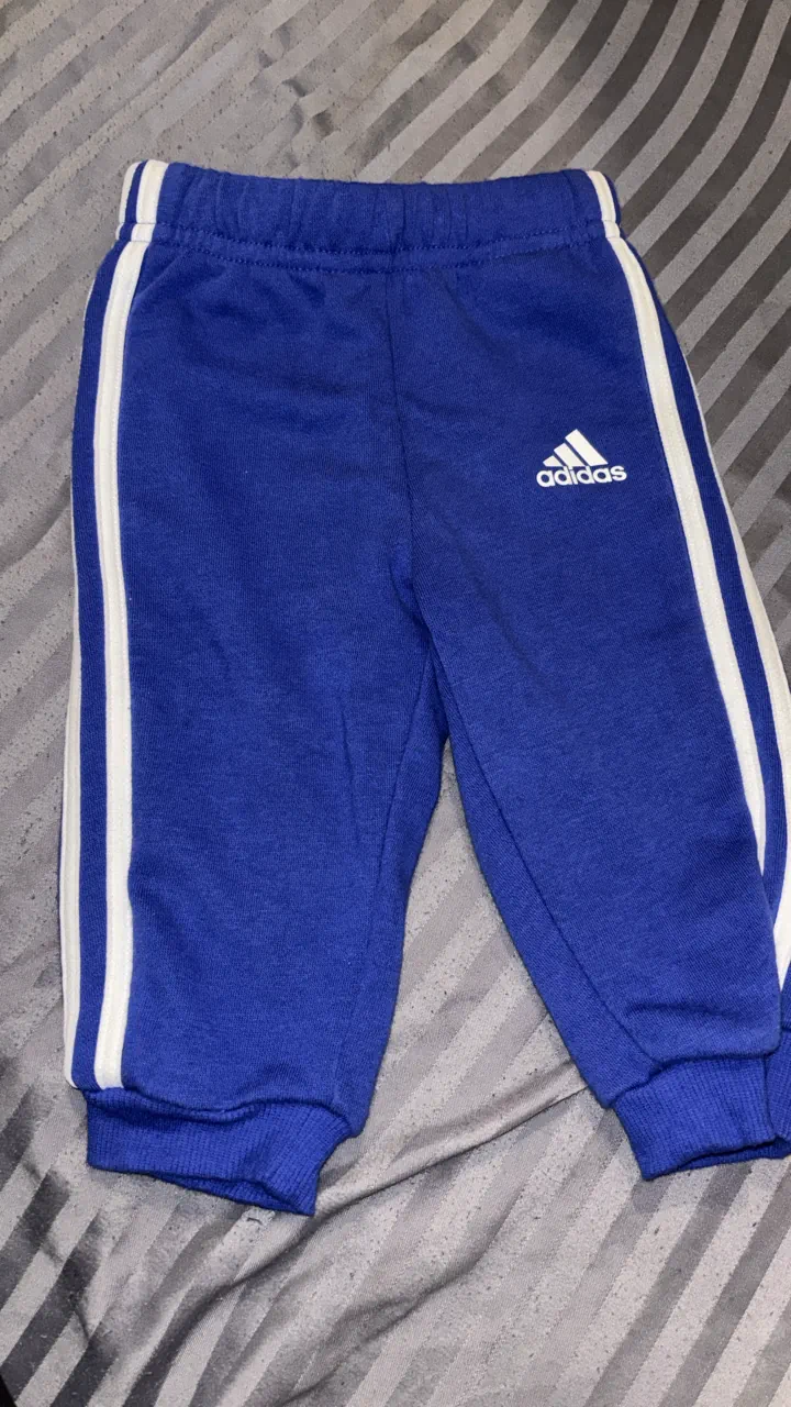 Pantalón adidas · Talle 3-6 meses / 62 cm