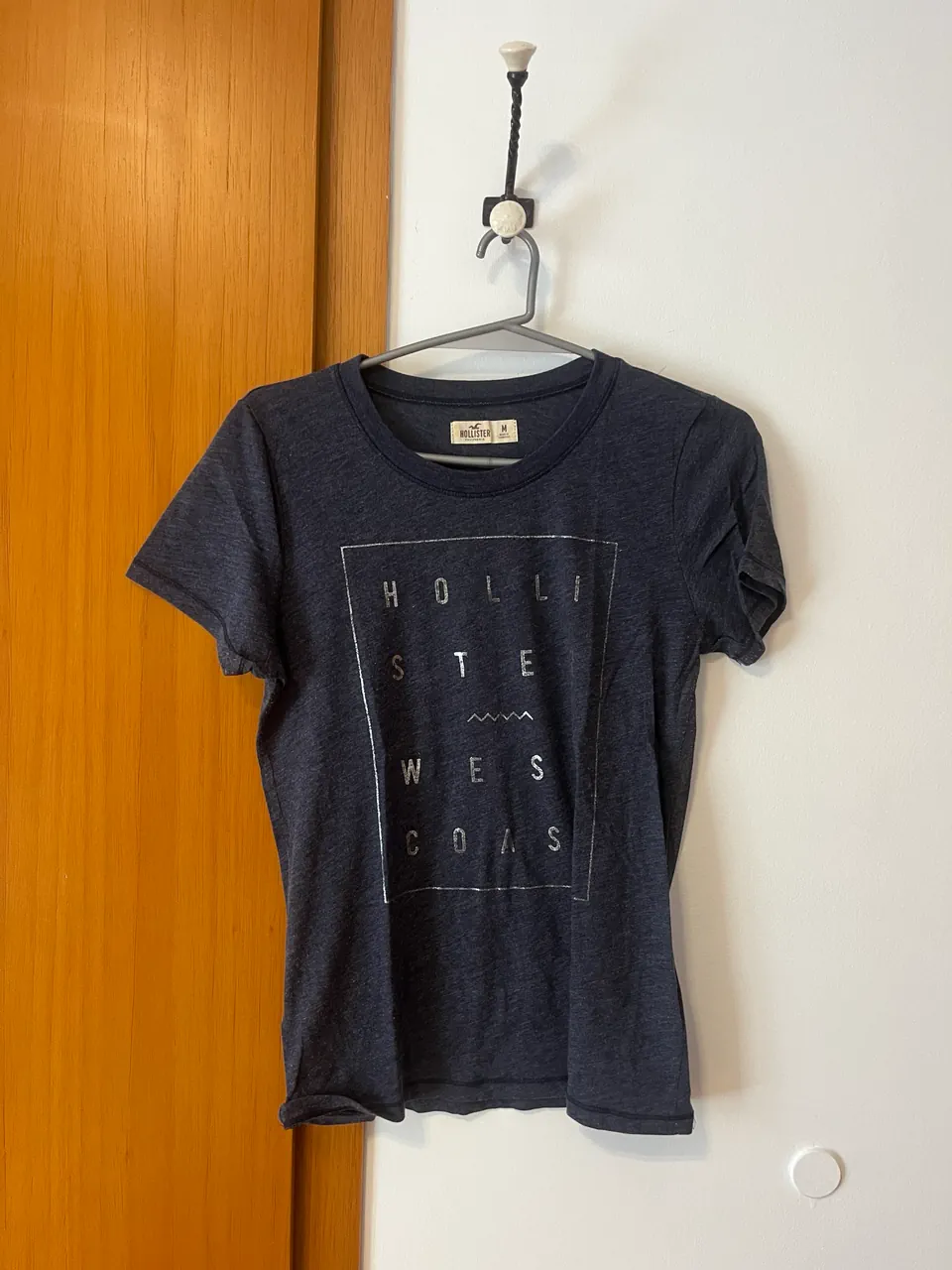 Remera Hollister · Talle M