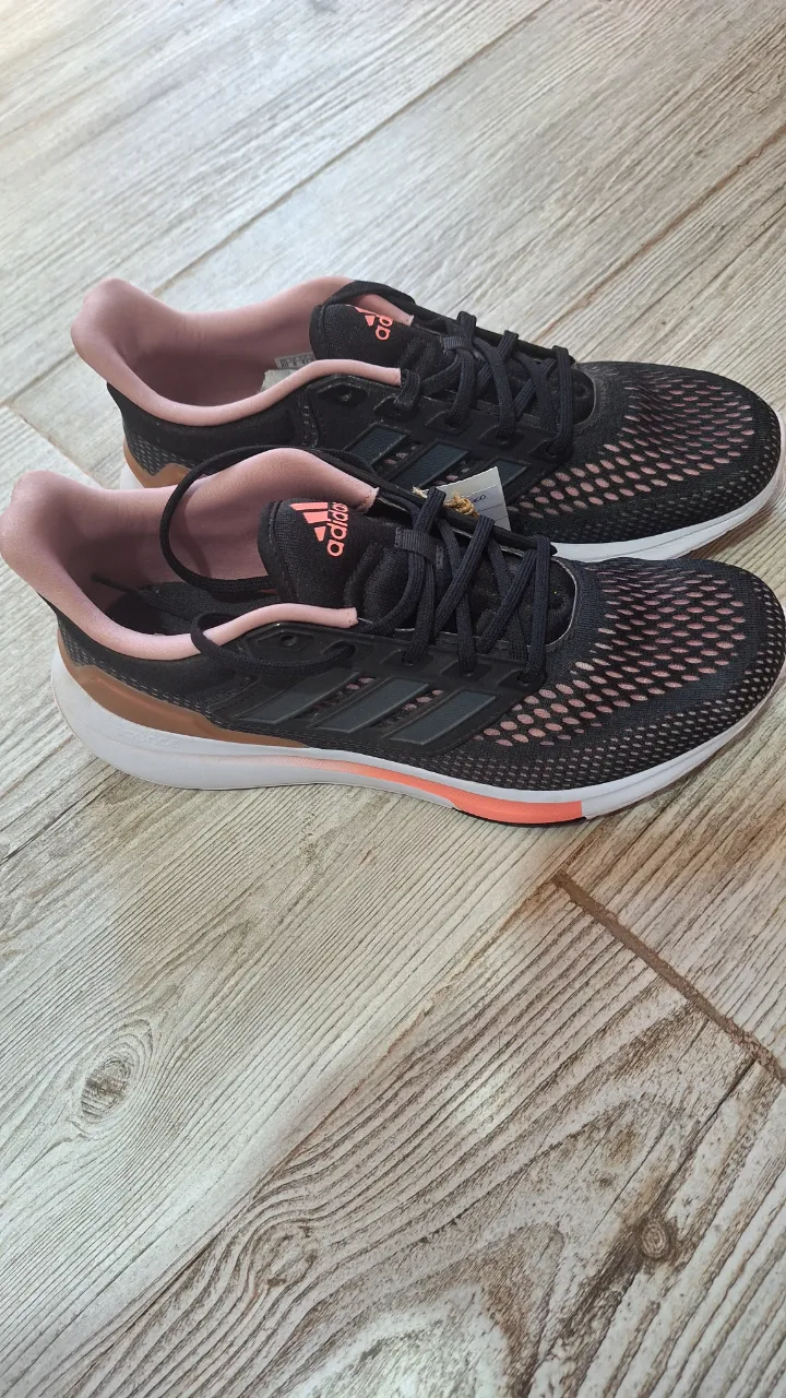 adidas · Talle AR 40