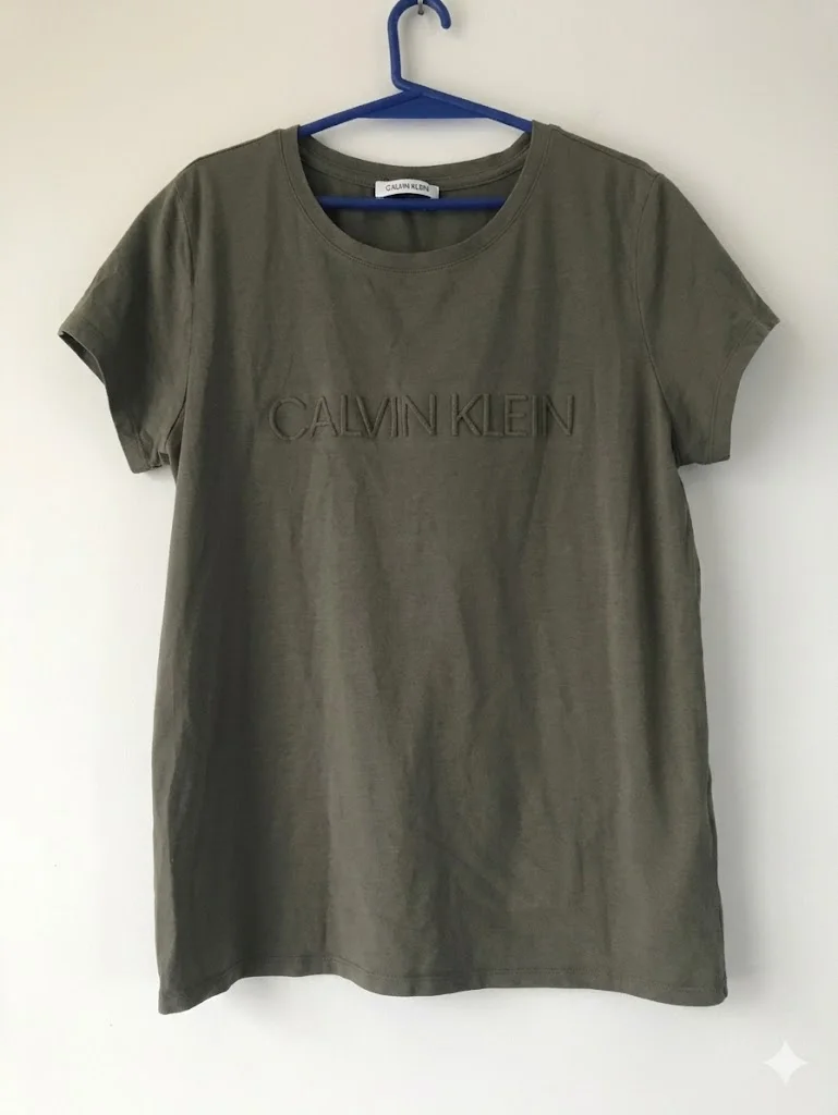 Remera Calvin Klein · Talle M